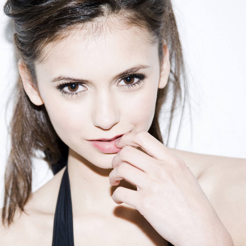 Популярная Нина Добрев