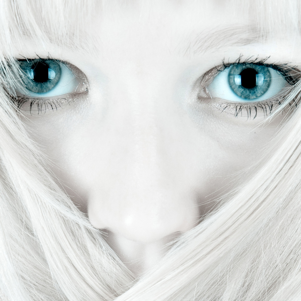 Портрет блондинки с голубыми глазами