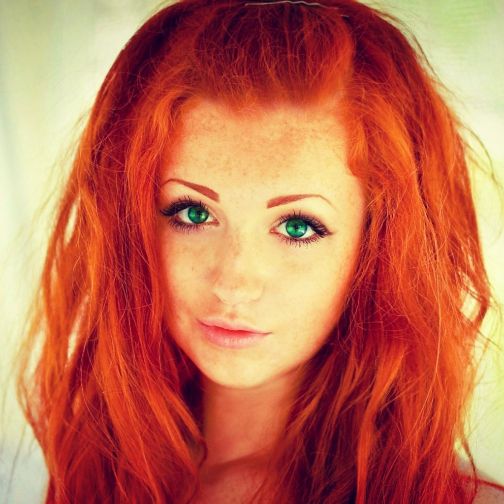 Рыжеволосая зеленоглазая девушка