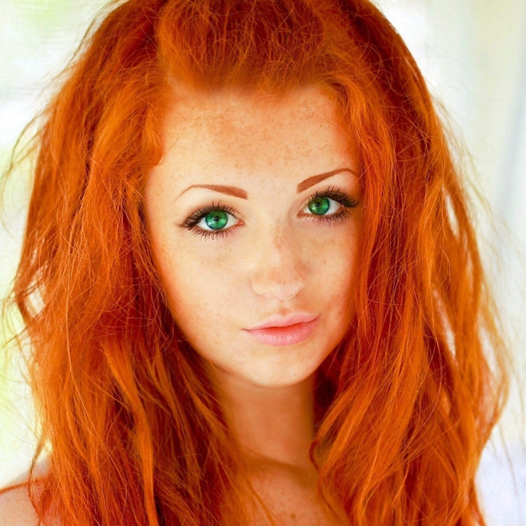 Рыжая девушка с веснушками