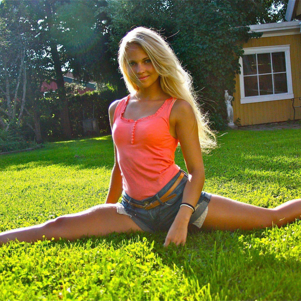 Девушка села на шпагат