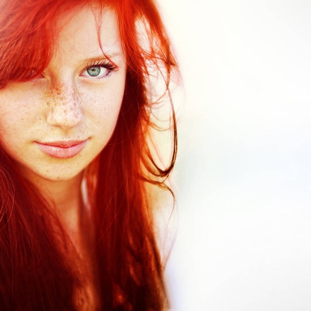 Сияющая девушка с веснушками