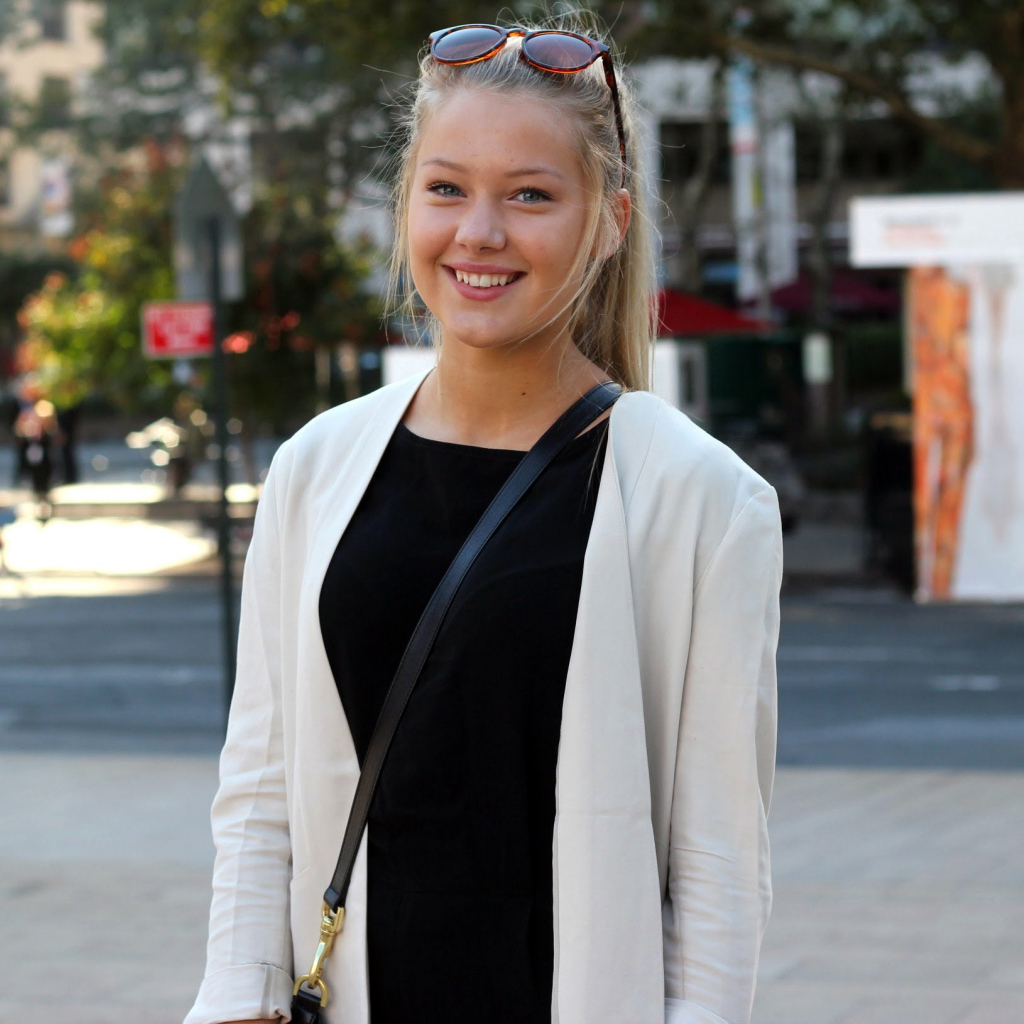 Улыбчивая девушка на улице