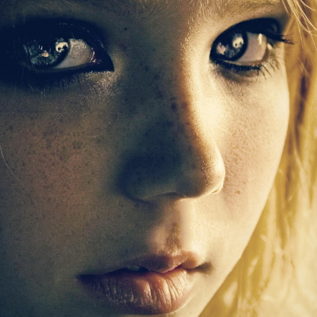 Завораживающие глаза у девушки с веснушками