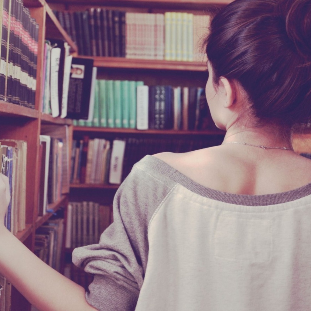 Девушка в библиотеке