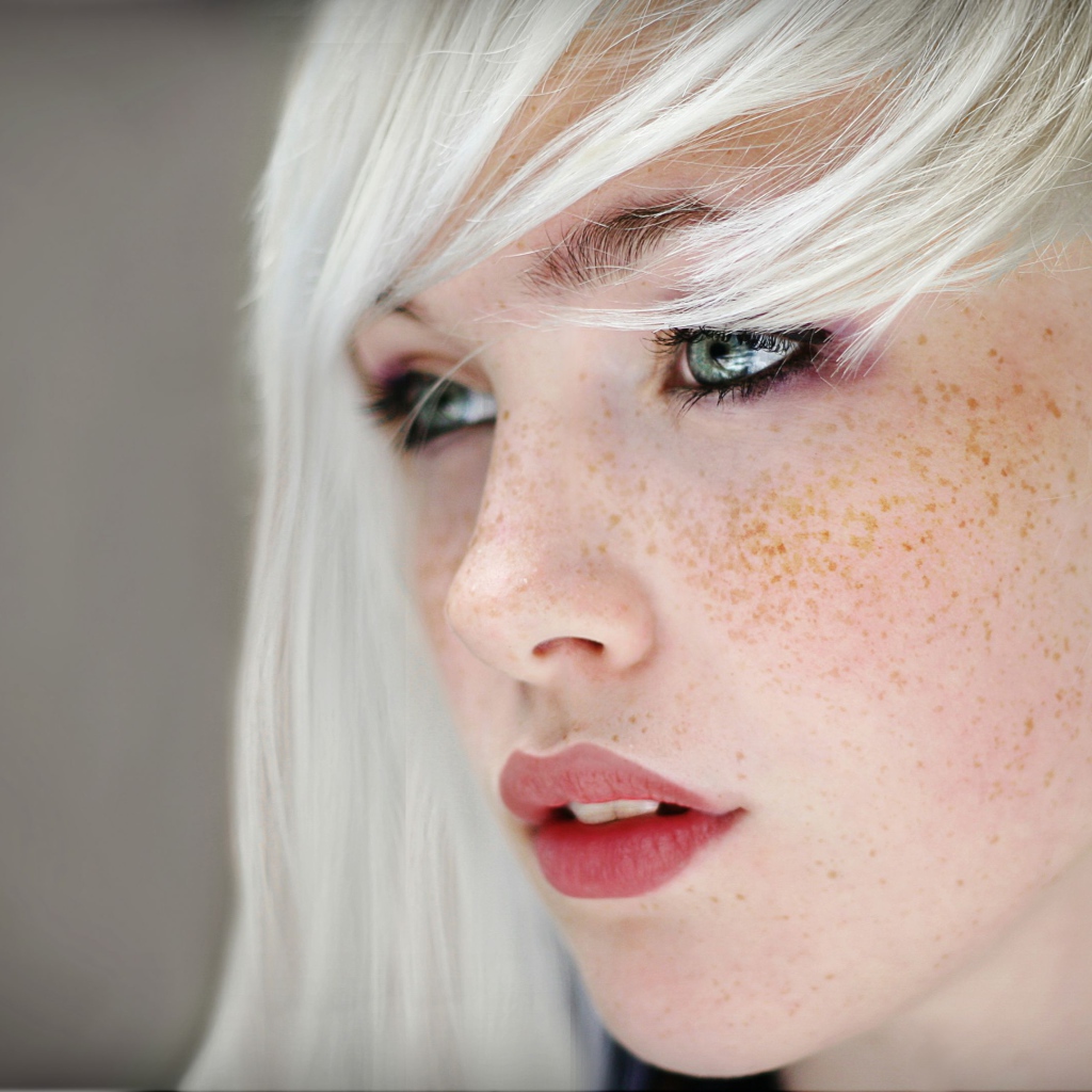 Беловолосая девушка с веснушками