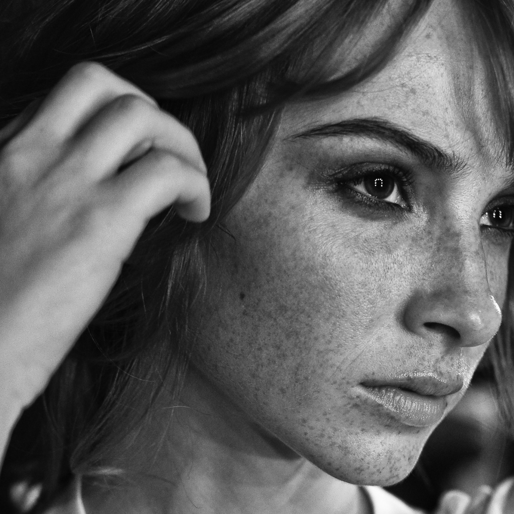 Задумчивая девушка с веснушками