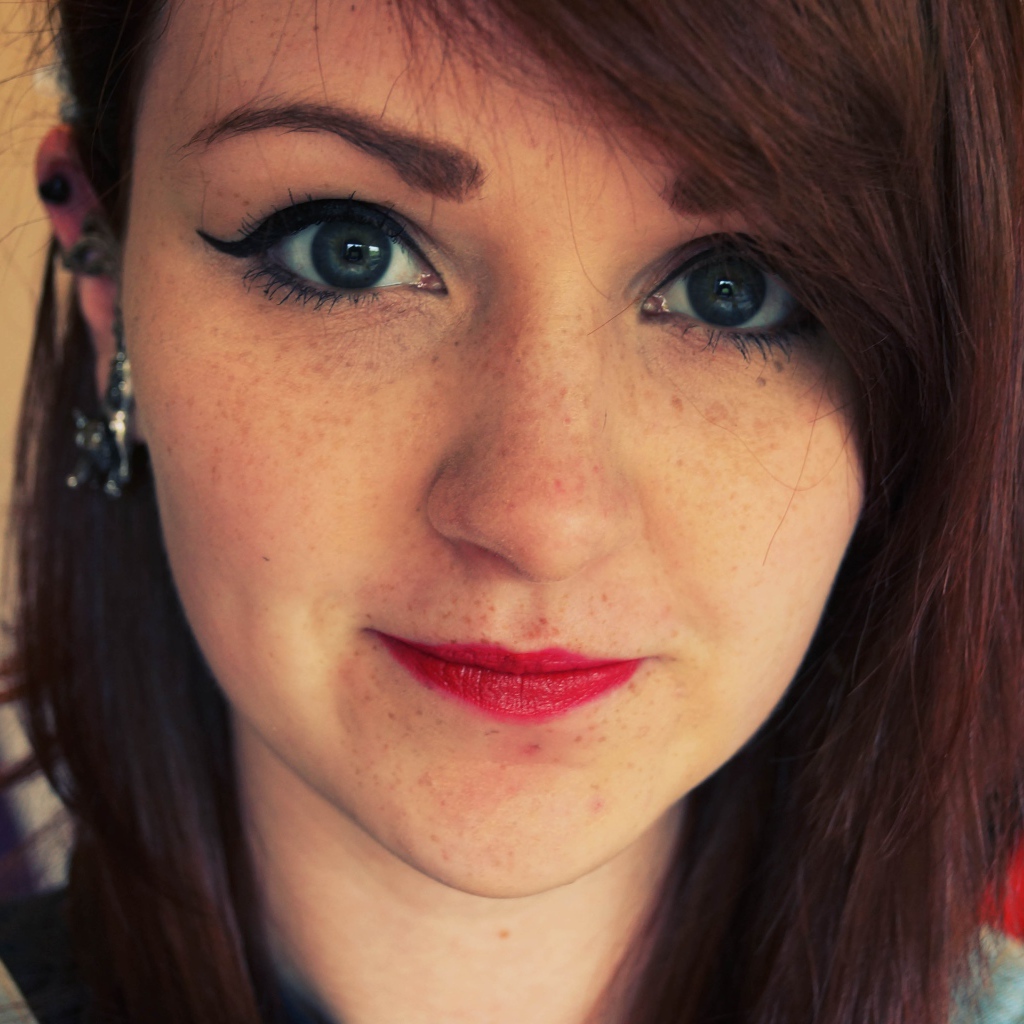 Очень красивая девушка с веснушками