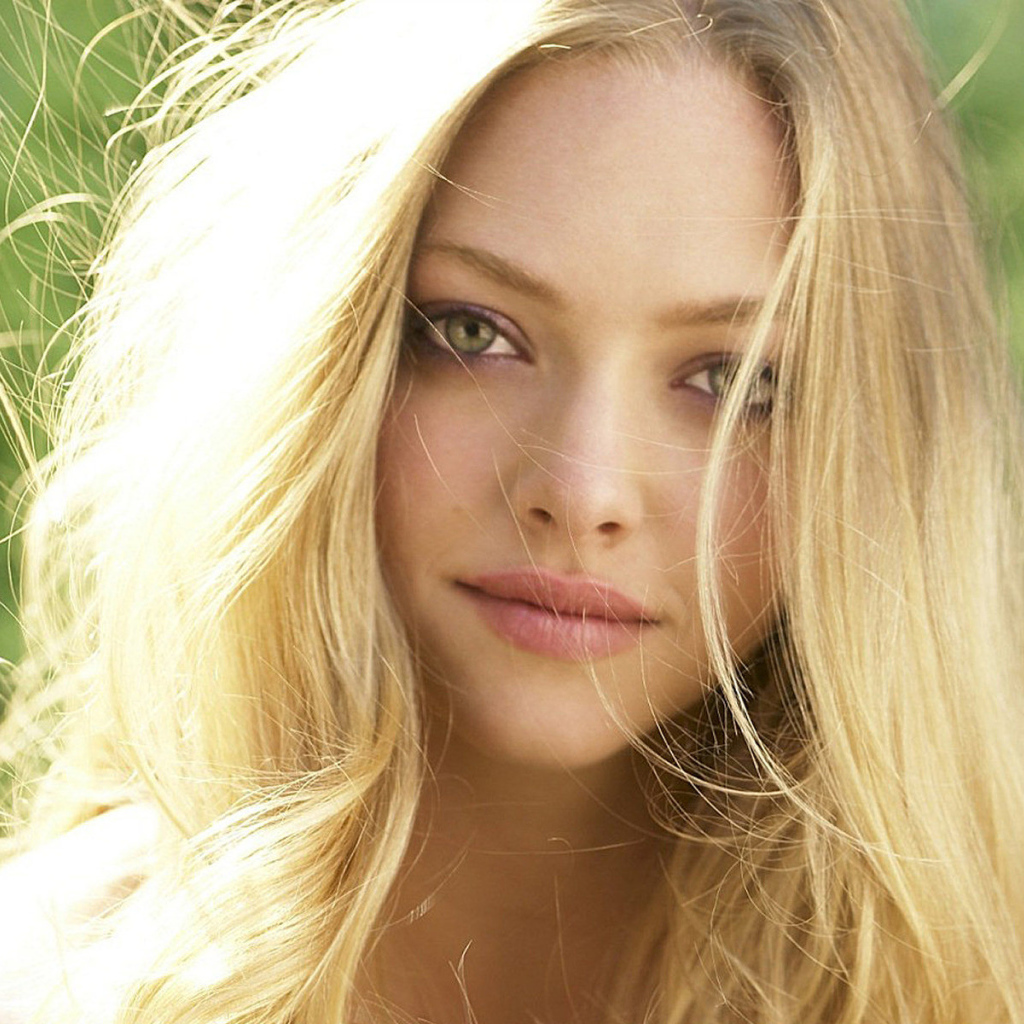 Очаровательная актриса Аманда Сайфред