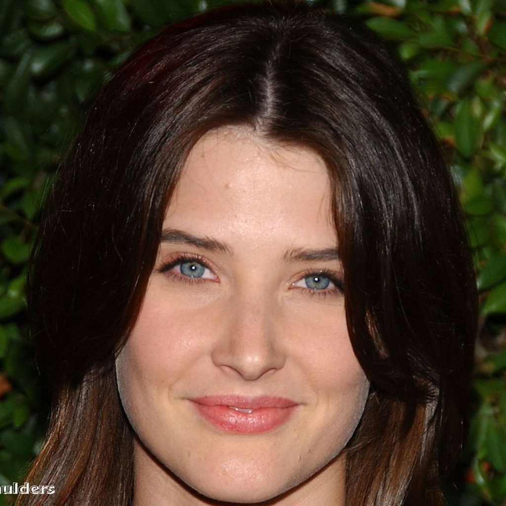 Красивая актриса Коби Смолдерс