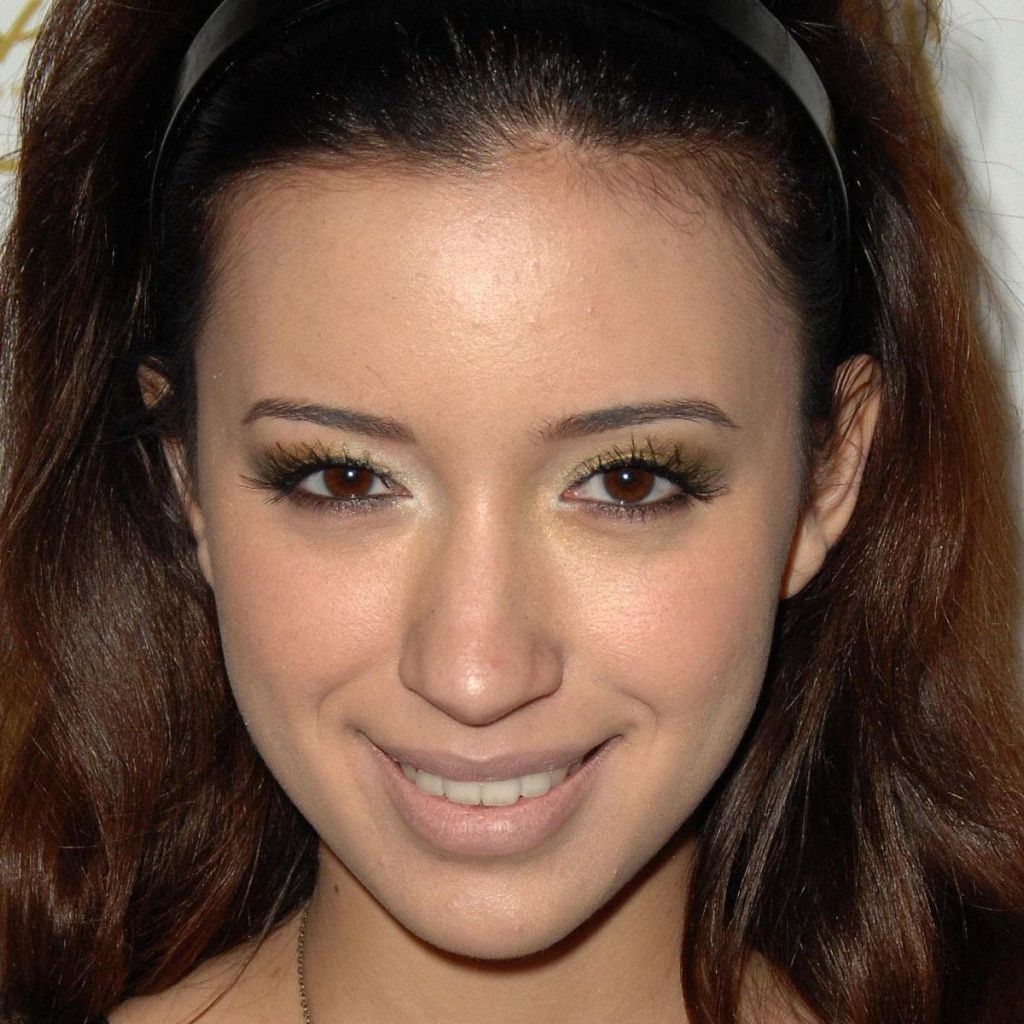 Очаровательная Кристиан Серратос