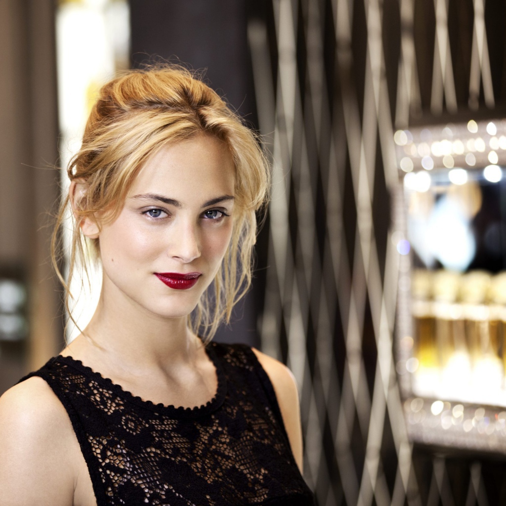 Популярная Нора Арнезедер