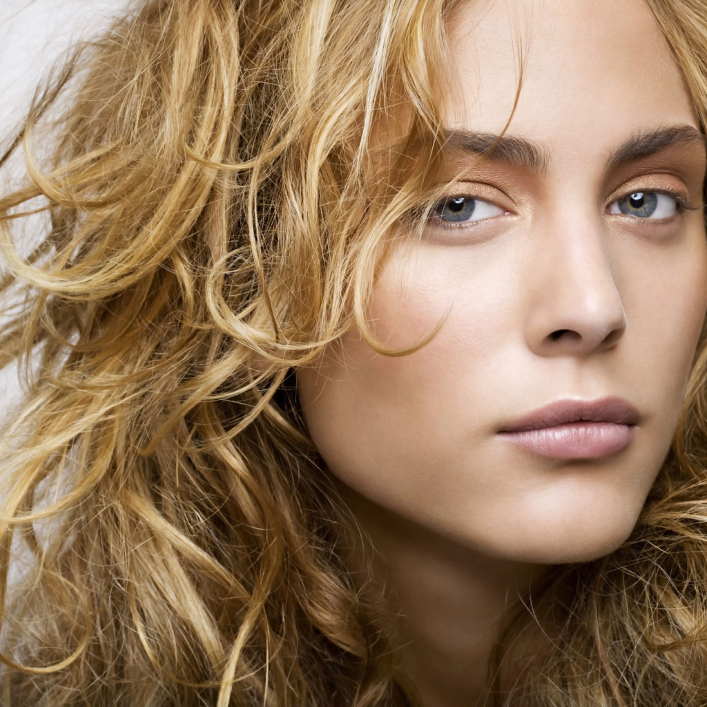 Популярная актриса Нора Арнезедер