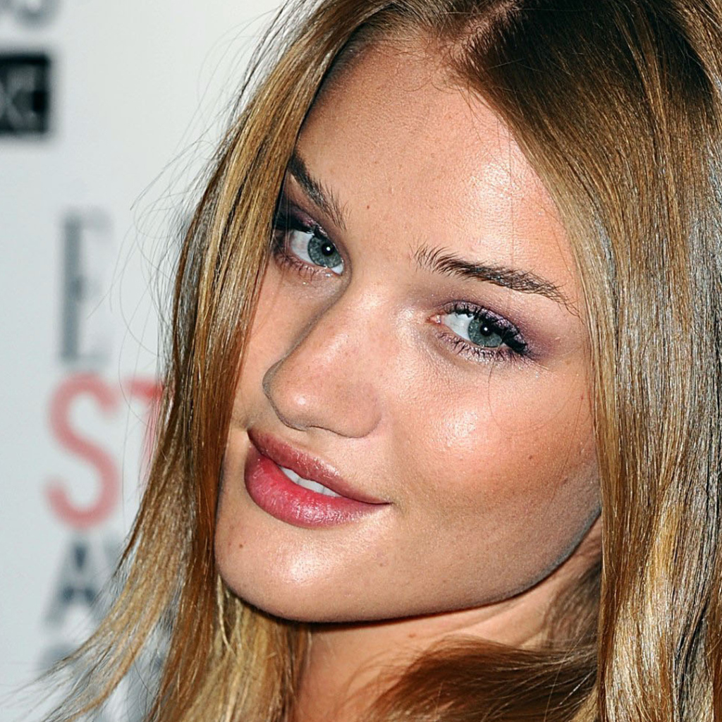 Популярная модель Роузи Хантингтон-Уайтли