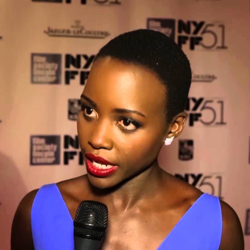 Красивая актриса Лупита Нионго