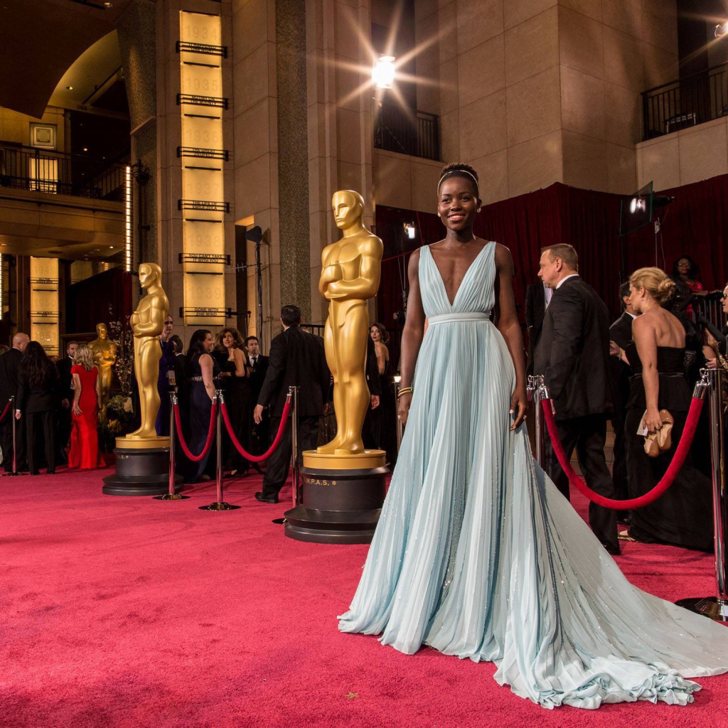 Очаровательная актриса Лупита Нионго