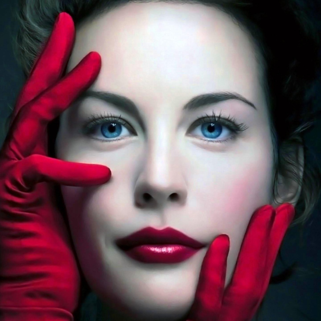 Актриса в красных перчатках