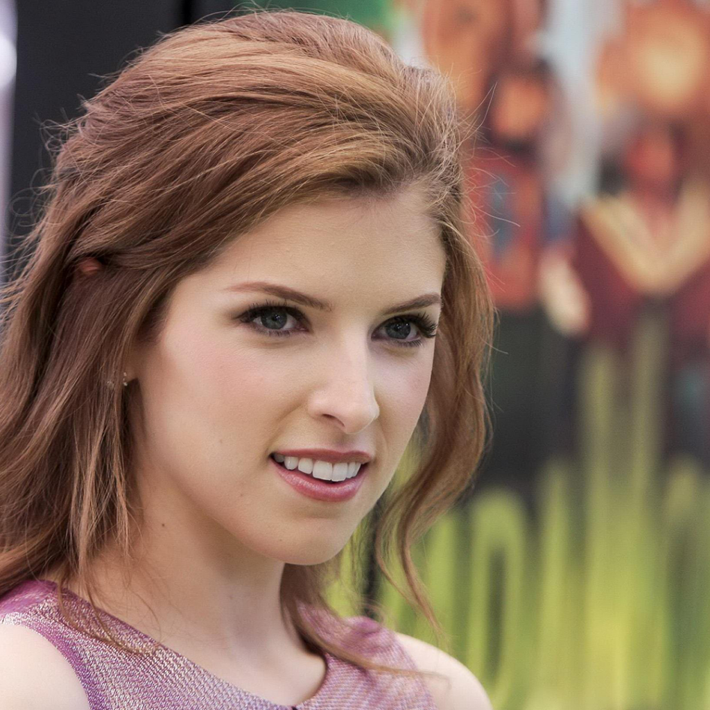 Анна улыбается