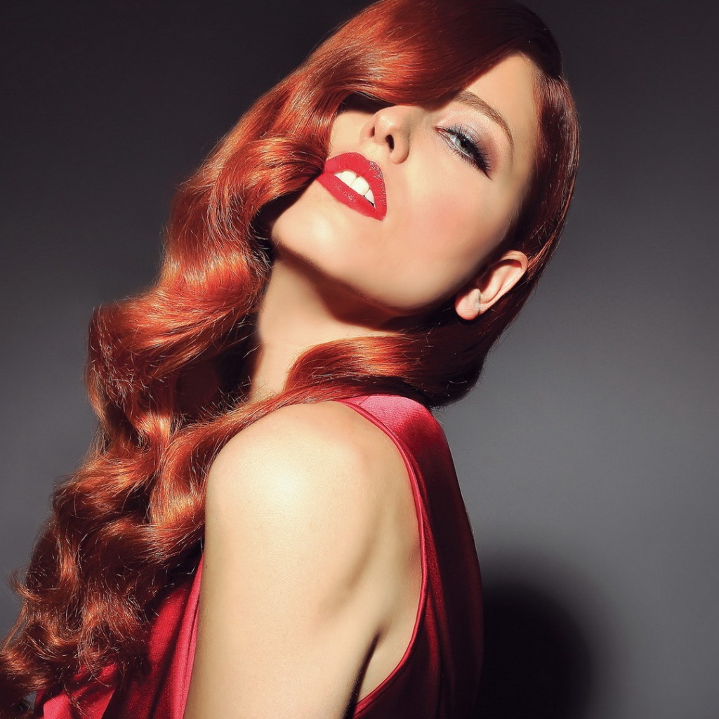 Красивая рыжая девушка