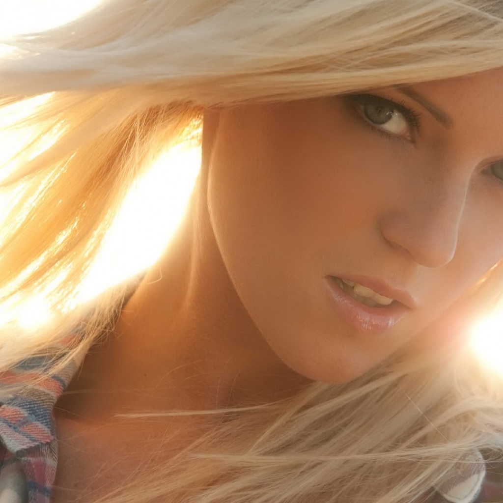 Блондинка на закате