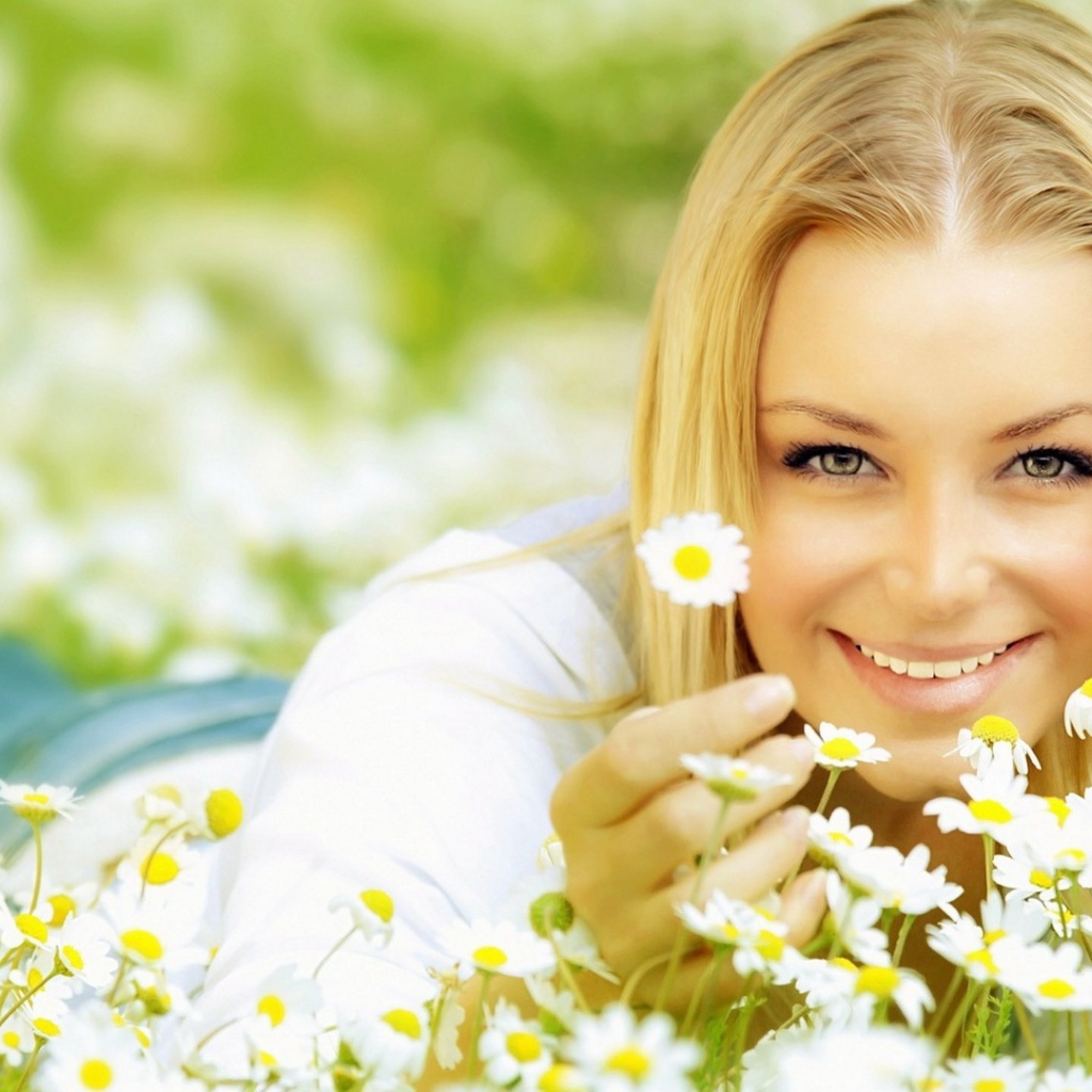 Блондинка с ромашками