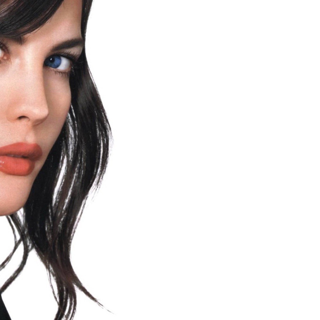 Брюнетка с синими глазами