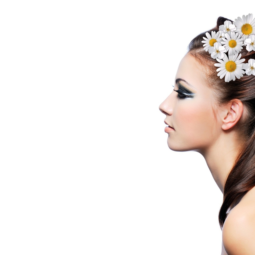 Брюнетка с ромашками в волосах