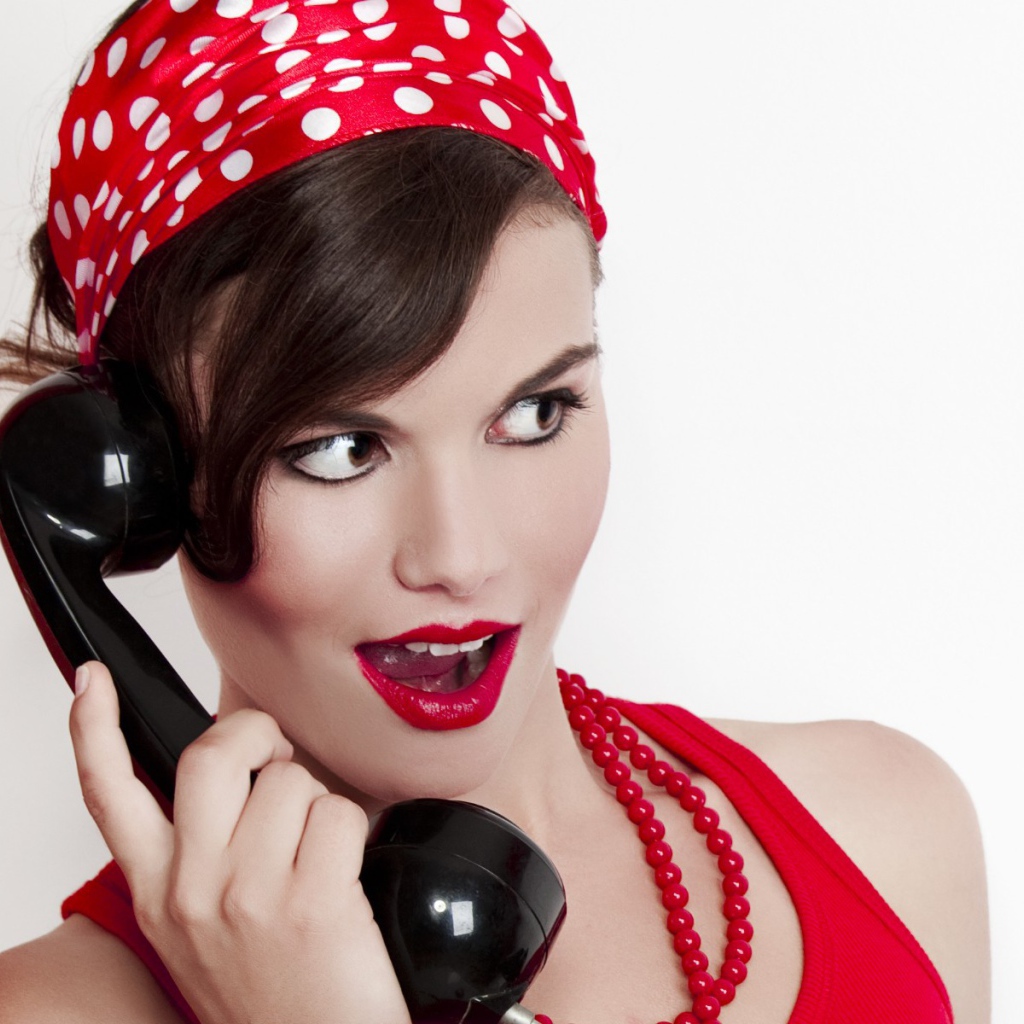 Брюнетка с телефоном