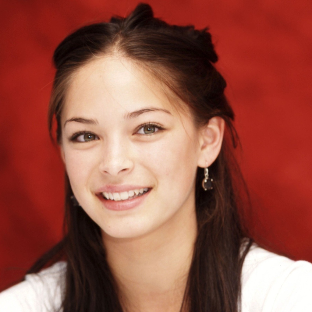 Кристин с приятной улыбкой