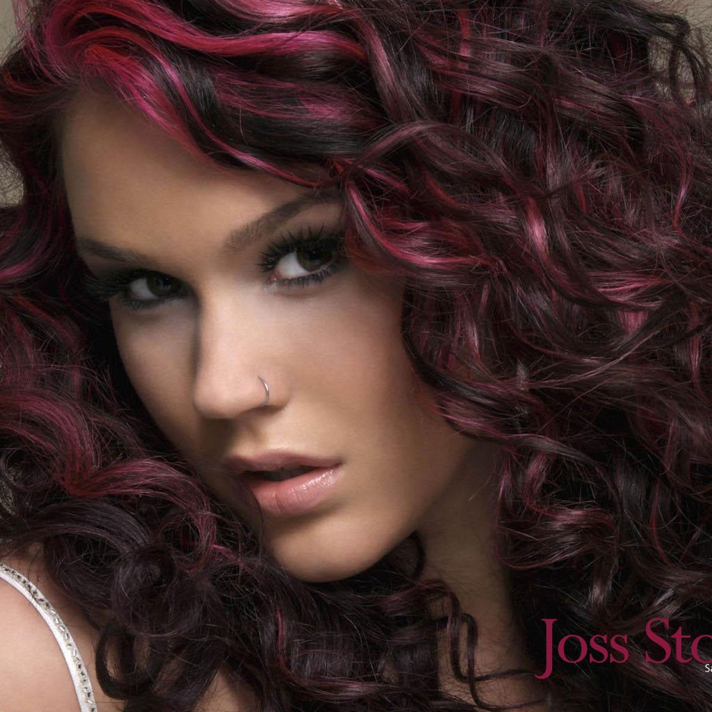 Кудрявая брюнетка