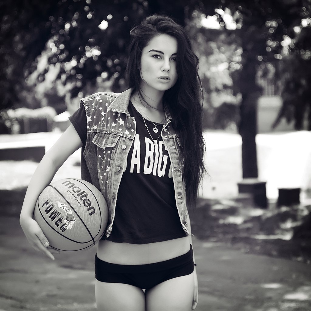 Диана Мелисон с мячом 