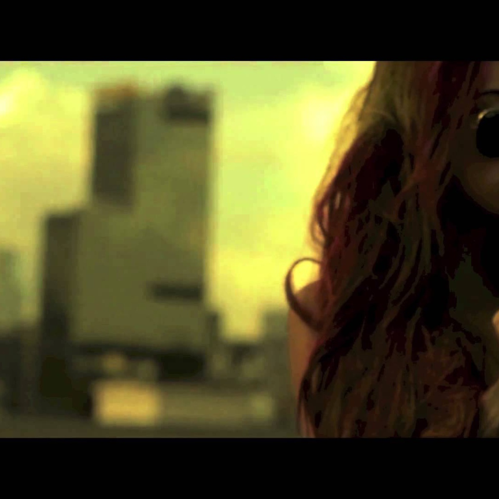 Диана Мелисон с леденцом