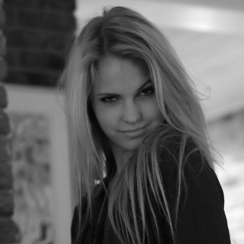 Девушка в черно белых тонах