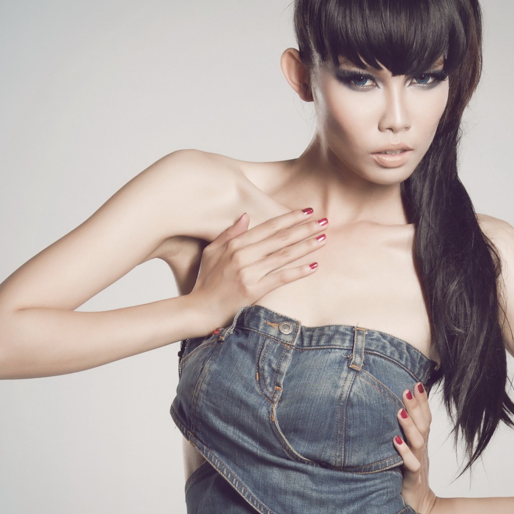 Девушка в джинсовом костюме