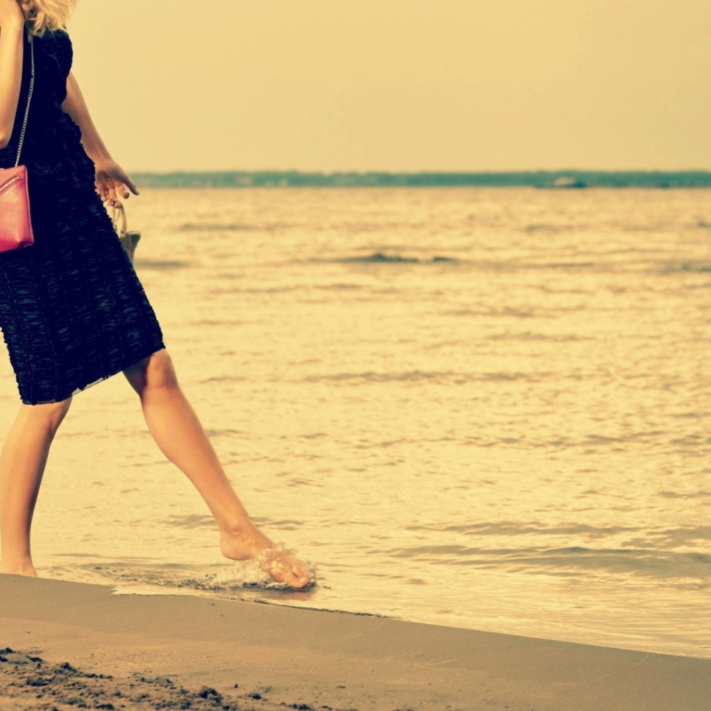 Девушка на берегу моря