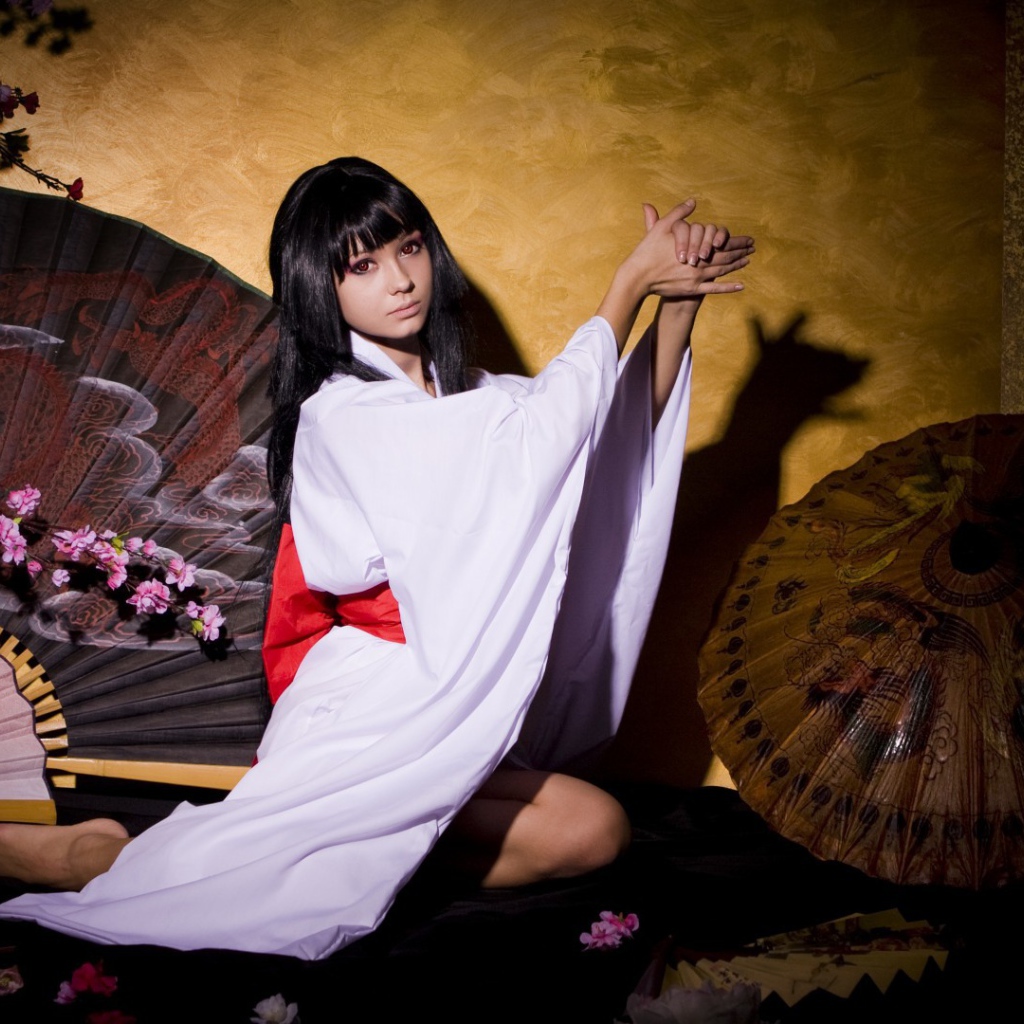 Японка показывает фигуру в театре теней