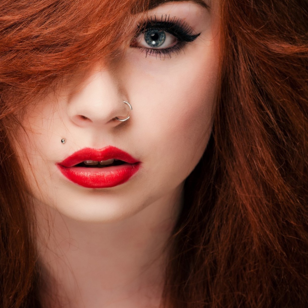 Пирсинг у рыжей девушки