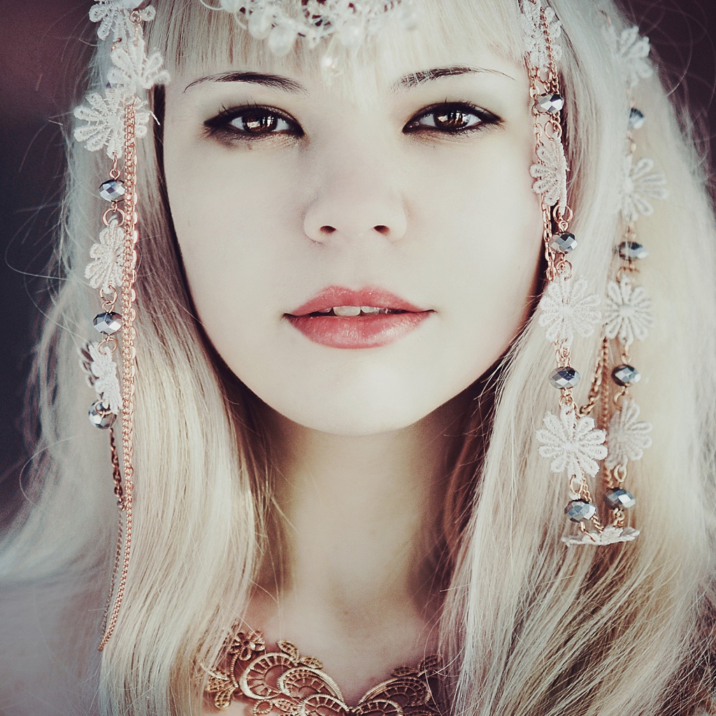 Портрет блондинки с украшениями