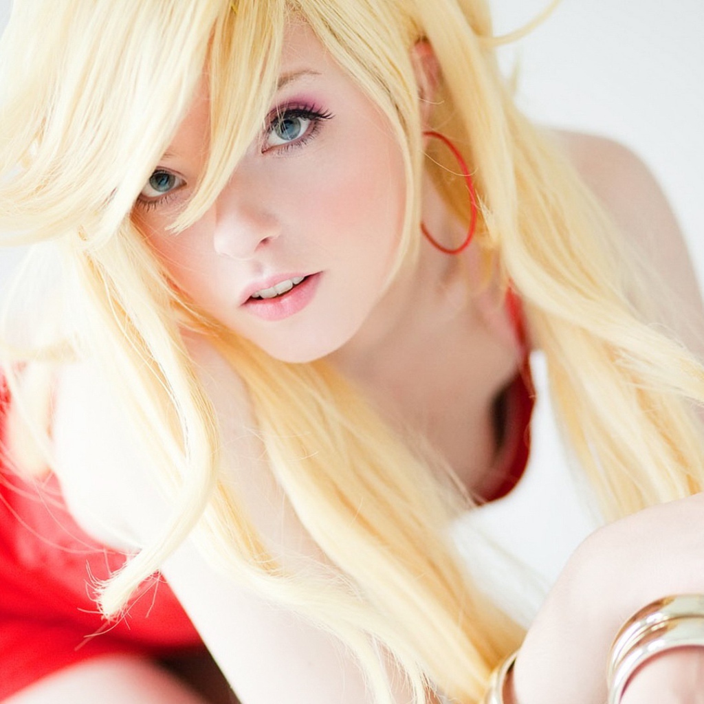 Портрет блондинки с серьгами