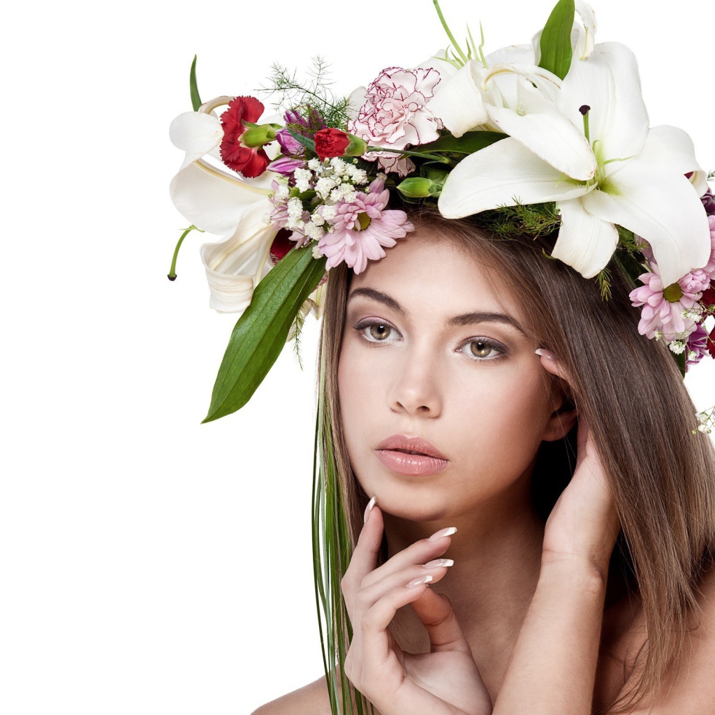 Портрет девушки с цветами на голове