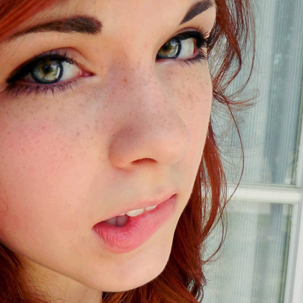 Портрет красивой рыжей девушки