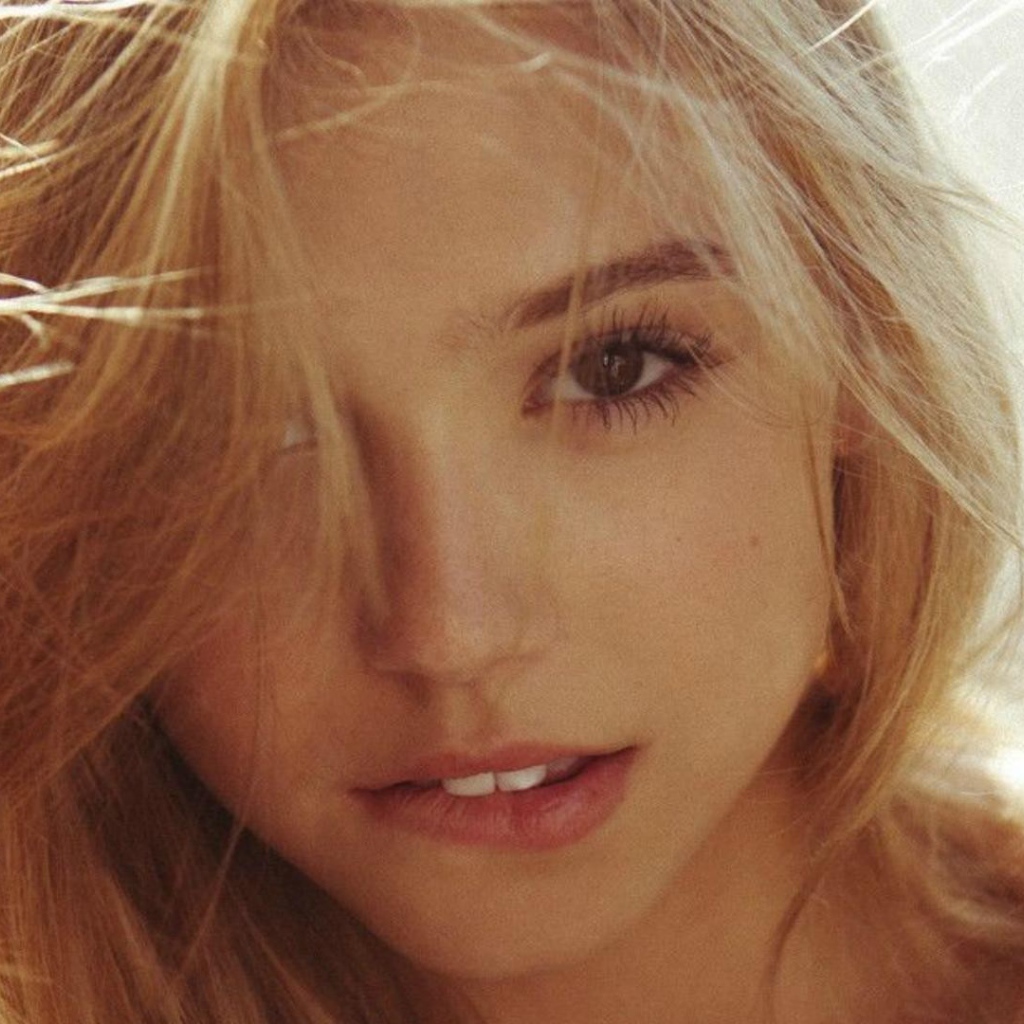 Милая блондинка