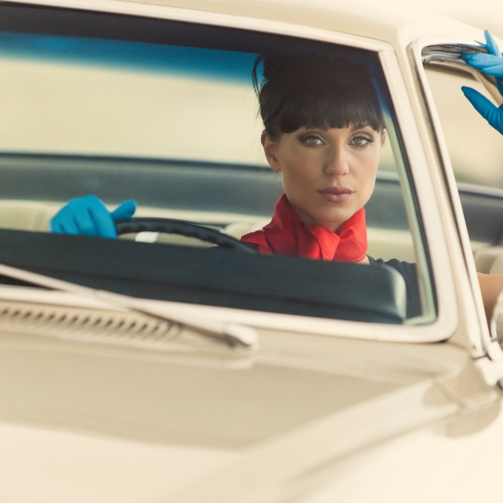 Девушка за рулем