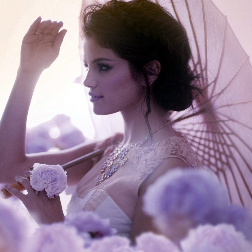 Селена Гомез с зонтиком