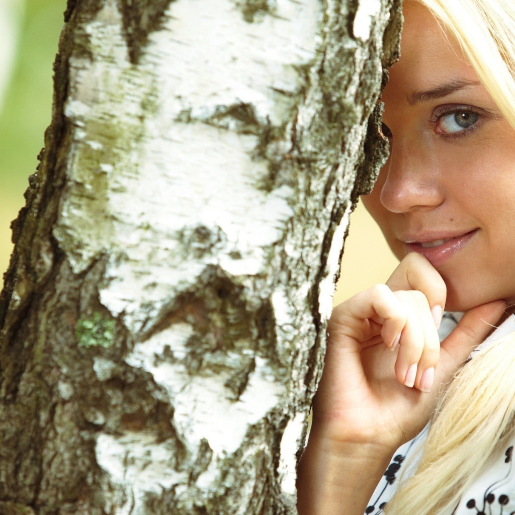 Блондинка у березы