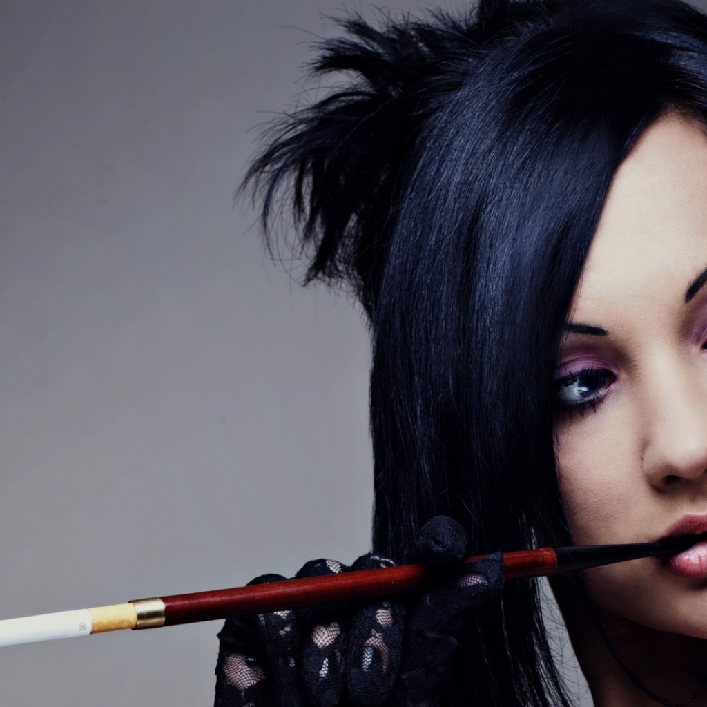 Девушка курит сигарету