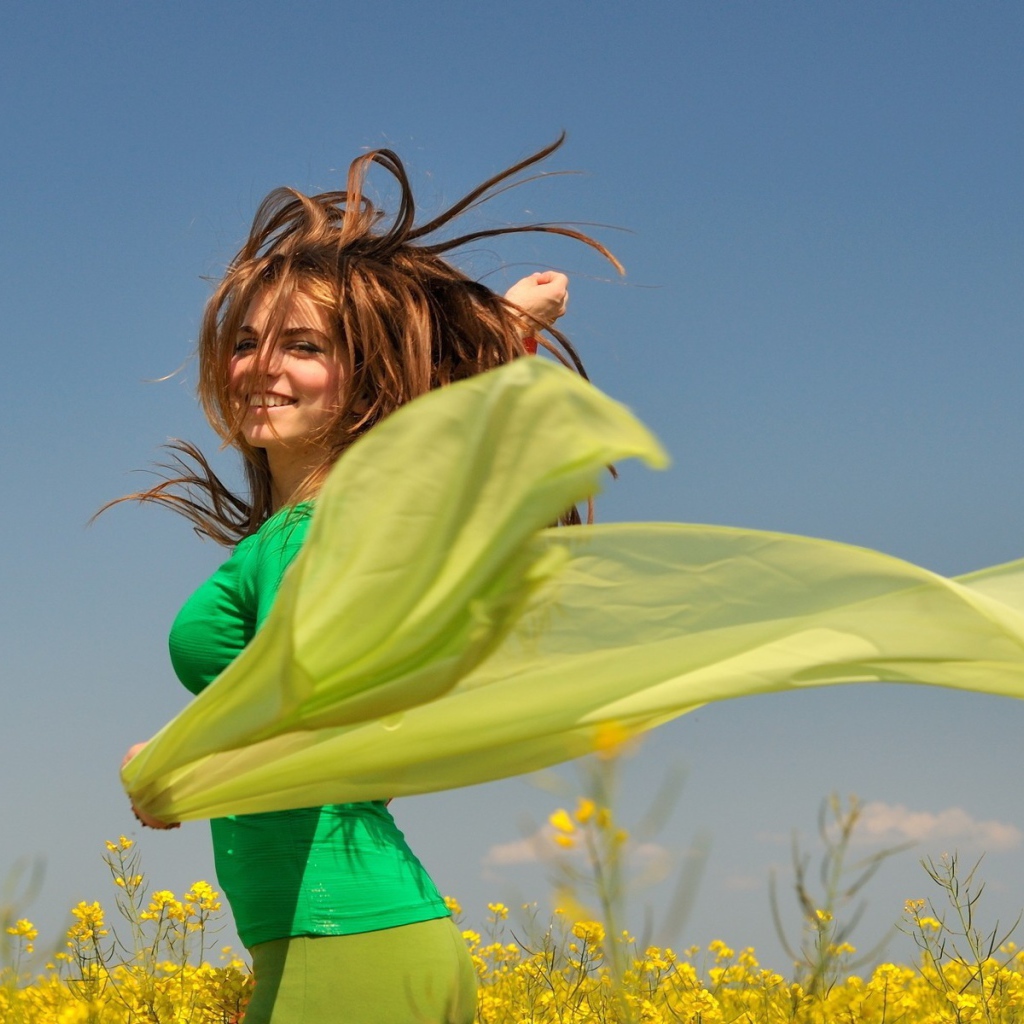 Девушка с зеленым платком