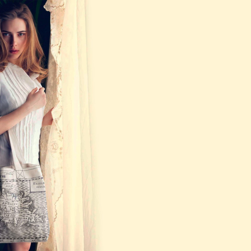 Актриса Скарлет у окна