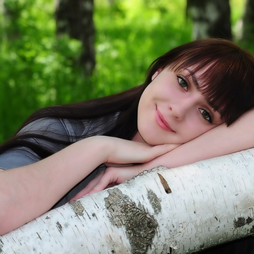 Девушка улыбается в лесу