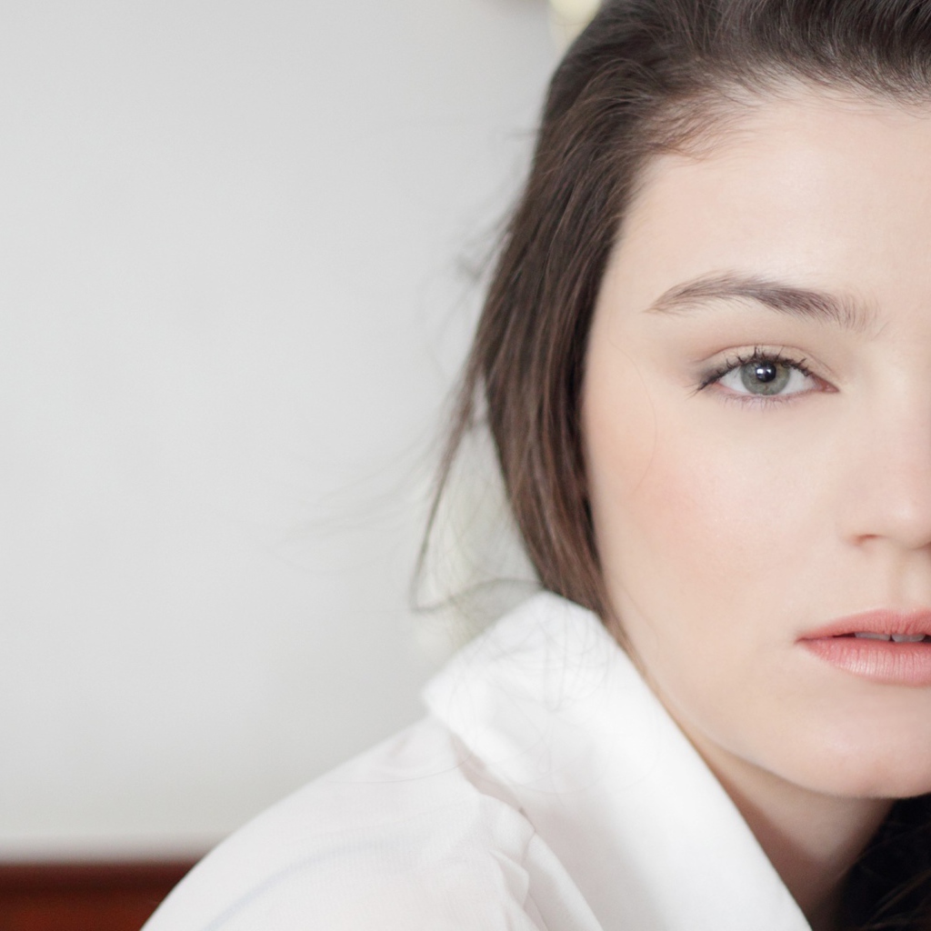 Женщина с серыми глазами